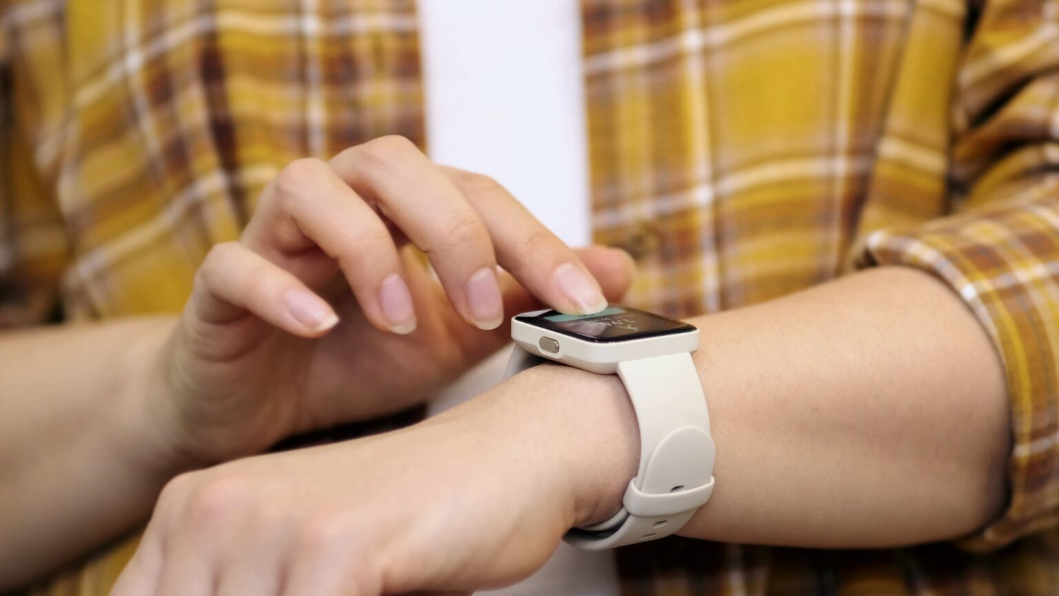 unrecognizable woman using her smartwatch. Woman hand with smartwatch